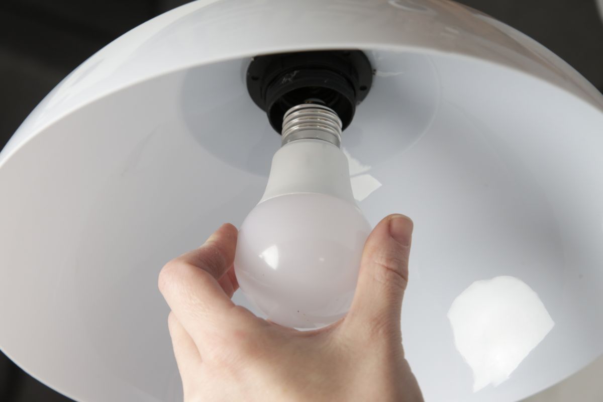 Replacing light bulb